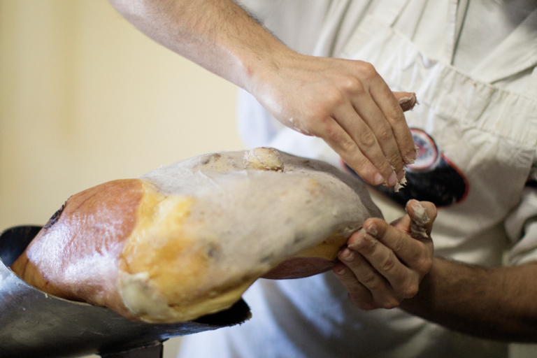 La lavorazione del Prosciutto crudo Greci Enzo Prosciutto di Parma